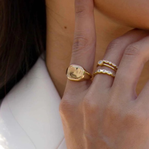 18K GOLD PLATED SIGNET RING - Picture 3 of 4